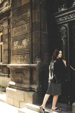Siyah elbise ve kot şehirde güzel moda kadın 