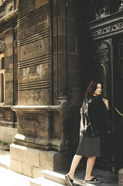 Красивая Модная Женщина Черном Платье Джинсах Городе — стоковое фото
