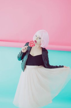 Lolipop ile poz pembe saçlı güzel genç şehvetli kadın 