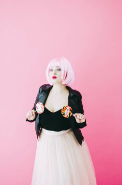 Pembe saçlı lolipopları çok ile poz güzel genç şehvetli kadın