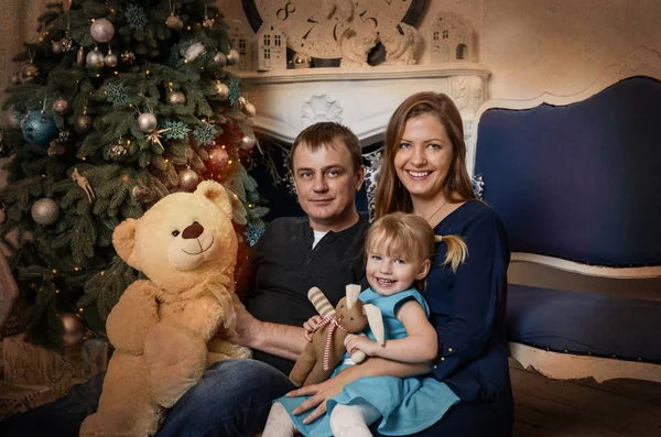 Glad Ung Familj Far Mor Och Dotter Nära Julgran — Stockfoto