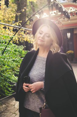 güzel genç kadın whine kırmızı şapka ve gülümseyen, siyah sonbahar ceket sokak stili 