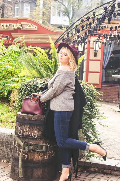 Hermosa Mujer Joven Sombrero Rojo Gimoteo Chaqueta Otoño Negro Sonriente — Foto de Stock