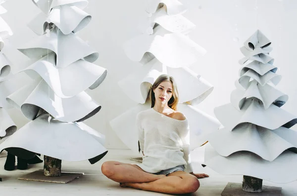 Mooie Jonge Vrouw Zitten Buurt Van Zilveren Kerstbomen — Stockfoto
