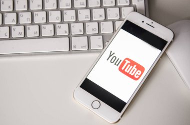 21 Kasım, Kiev Ukrayna: beyaz klavye youtube işareti ile iPhone'da, yakın çekim 