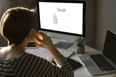 21 Kasım, Kiev Ukrayna: bilgisayar başında oturan ve google arama Şükran günü kadın