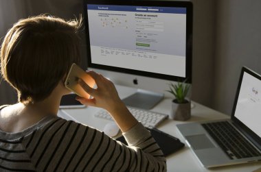 21 Kasım, Kiev Ukrayna: bilgisayar başında oturan ve arama facebook kadın