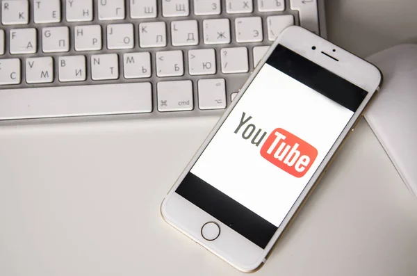 Novembre Kiev Ucraina Iphone Bianco Sulla Tastiera Con Cartello Youtube — Foto Stock