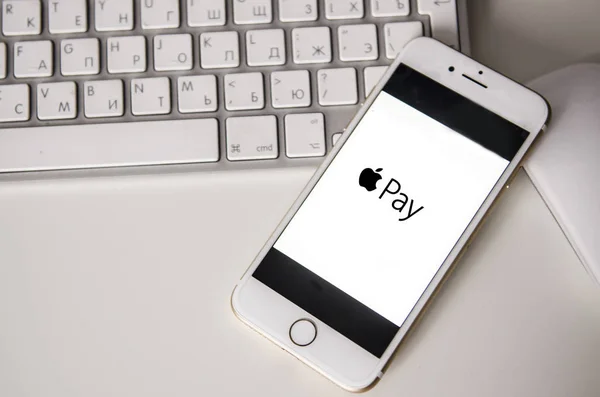 Νοεμβρίου Κίεβο Ουκρανίας Λευκό Iphone Στο Πληκτρολόγιο Apple Pay Σύμβολο — Φωτογραφία Αρχείου