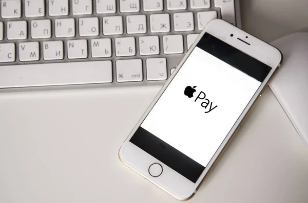 21 Kasım, Kiev Ukrayna: beyaz iphone elma ödeme işaret ile klavye üzerinde yakın çekim 