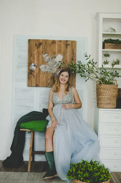 Hermosa Mujer Embarazada Vestido Azul Sentado Sonriendo —  Fotos de Stock