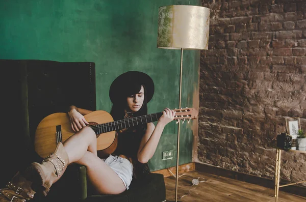 Joven Mujer Sensual Botas Sentada Silla Verde Tocando Guitarra —  Fotos de Stock