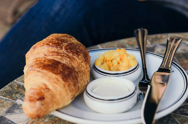 Croissant Frais Chaud Beurre Confiture Petit Déjeuner — Photo