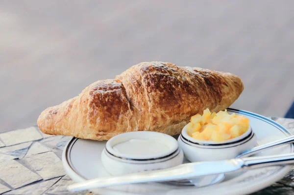 Croissant Frais Chaud Beurre Confiture Petit Déjeuner — Photo