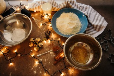 malzemeler için çerez hazırlık, yakın çekim ile sarı ışık 