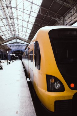 Sarı ve siyah modern Tren Garı durağında