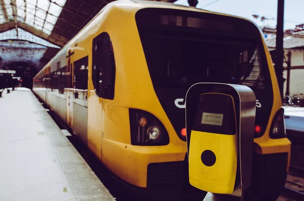Porto Portekiz Nisan 2016 Sarı Kara Tren Garı Durağında — Stok fotoğraf