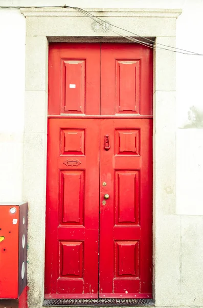 Bela Porta Madeira Histórica Vermelha — Fotografia de Stock