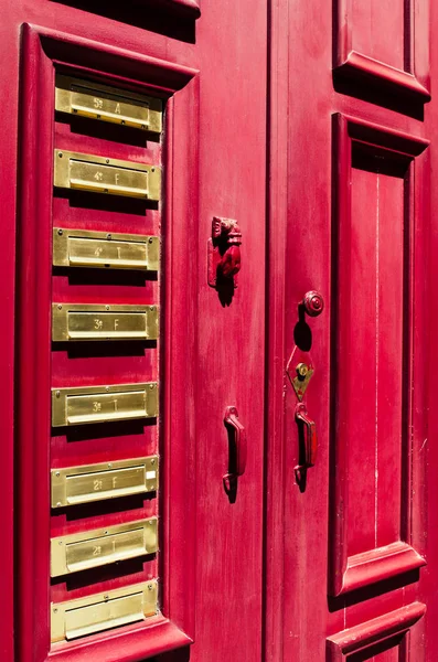 Bela Porta Madeira Histórica Vermelha — Fotografia de Stock