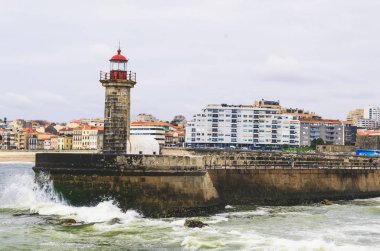 Eski taş Porto deniz fenerinde okyanus ve Porto cityscape 