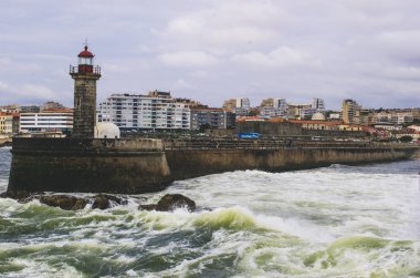 Eski taş Porto deniz fenerinde okyanus ve Porto cityscape 