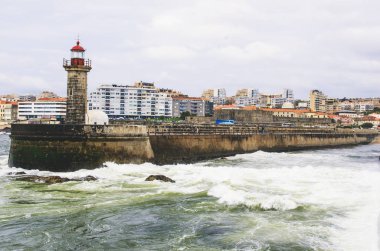 Eski taş Porto deniz fenerinde okyanus ve Porto cityscape 