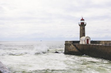Eski taş deniz feneri ve okyanus görünümünde Porto