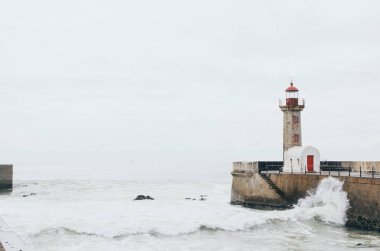 Eski taş deniz feneri ve okyanus görünümünde Porto