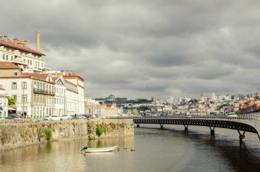  Porto cityscape dramatik gökyüzü, köprü ve nehir, Portekiz