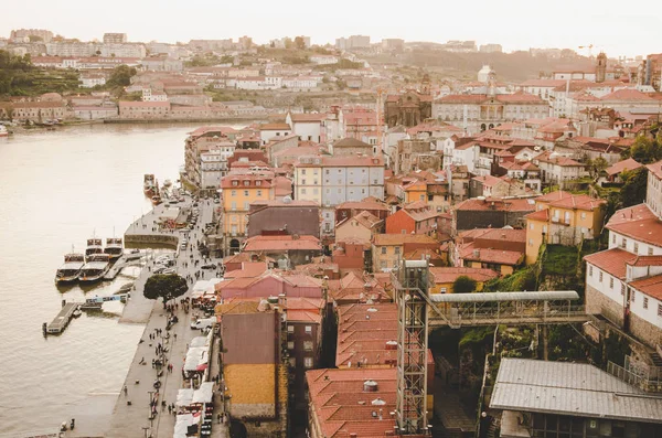 Bela Paisagem Urbana Porto Com Telhados Vermelhos Barcos Rio Enquanto — Fotografia de Stock
