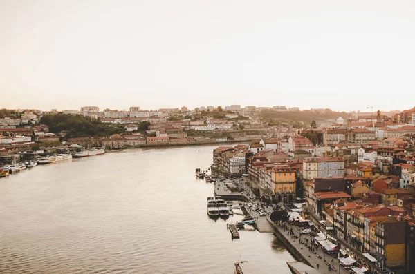 Bela Paisagem Urbana Porto Com Telhados Vermelhos Barcos Rio Enquanto — Fotografia de Stock