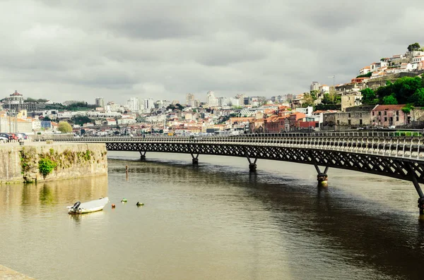 Panoráma Města Porto Dramatickou Oblohu Most Řeka Portugalsko — Stock fotografie