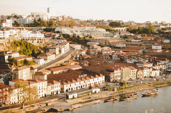 Bela Paisagem Urbana Porto Com Telhados Vermelhos Rio Enquanto Pôr — Fotografia de Stock