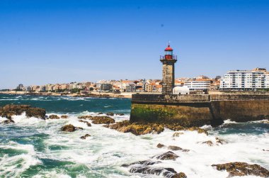 Porto, Portekiz eski taş deniz feneri ve okyanus görünümü 