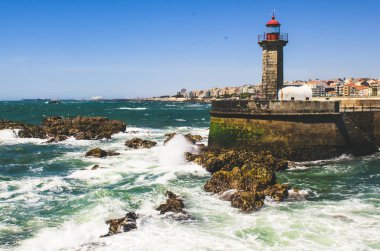 Porto, Portekiz eski taş deniz feneri ve okyanus görünümü 