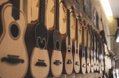 duvarda farklı Portekiz gitar 