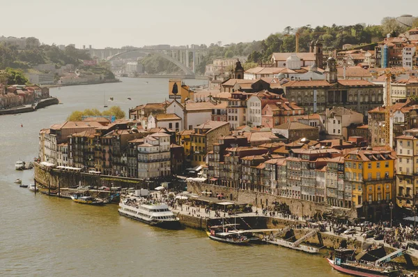 Beau paysage urbain de Porto avec rivière et bateaux — Photo