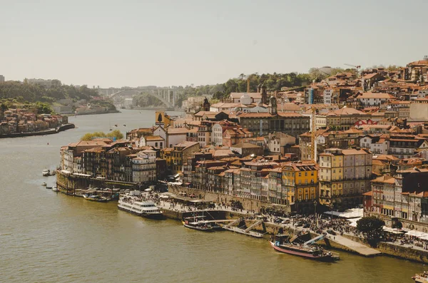 Beau paysage urbain de Porto avec rivière et bateaux — Photo