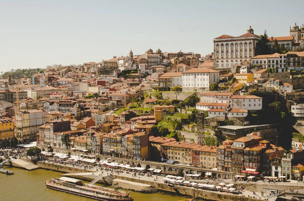 Hermoso paisaje urbano del casco antiguo de Oporto con techos rojos — Foto de Stock