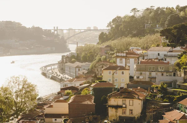 Bela paisagem urbana do Porto com ponte fluvial e barcos — Fotografia de Stock