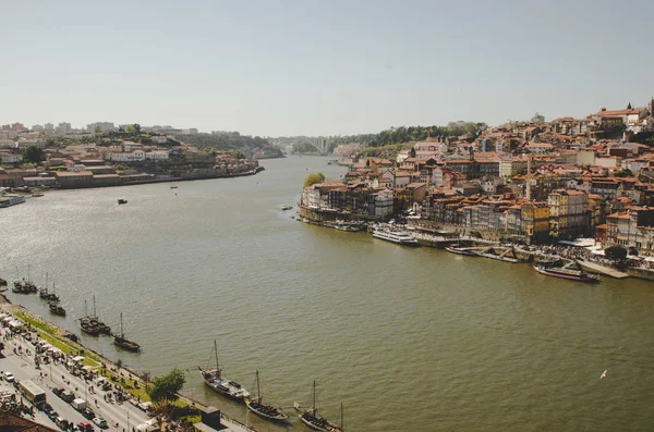 Bela paisagem urbana do Porto com rio e barcos — Fotografia de Stock