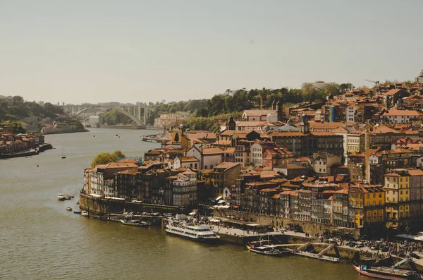 Beau paysage urbain de Porto avec rivière et bateaux — Photo