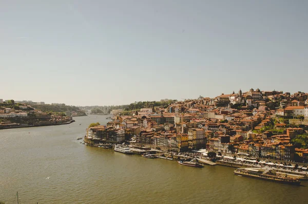 川とボートで美しいポルトの街並み — ストック写真