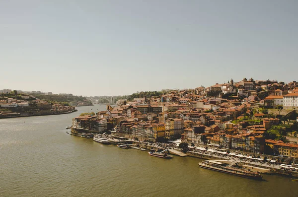Beau paysage urbain de Porto avec rivière et bateaux — Photo