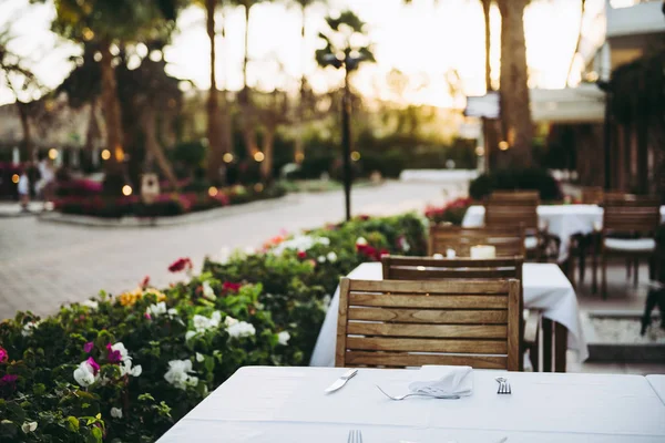 Cena romántica servido mesa al aire libre mientras puesta del sol — Foto de Stock