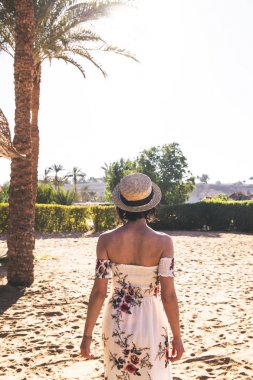 gün batımı sırasında sahilde kadın portresi 