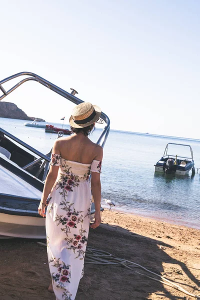 Jeune femme près du yacht sur la plage — Photo