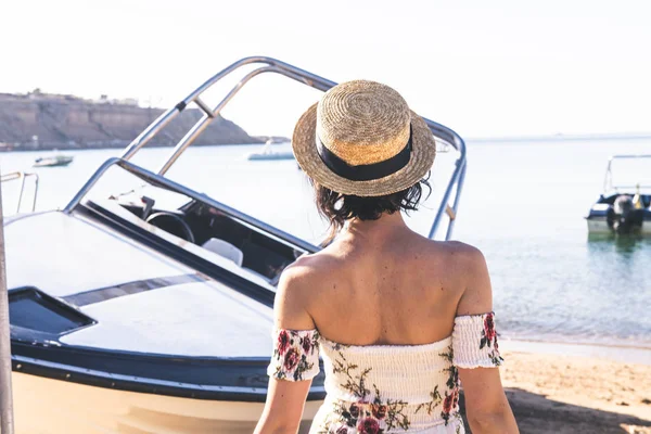 Jeune femme près du yacht sur la plage — Photo