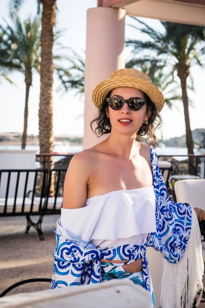 Mujer cerca de la piscina en vestido maiolica — Foto de Stock