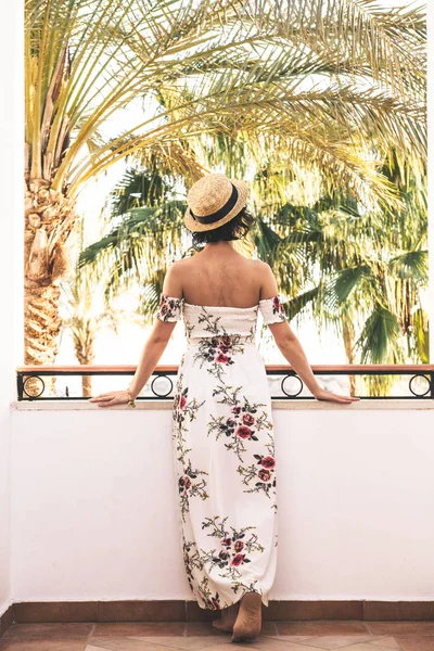 Mulher de pé e olhando para a frente na praia tropical — Fotografia de Stock